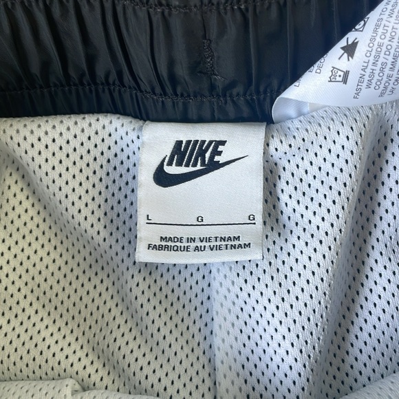 Black and White Nike shorts in boys Large - Picture 2 of 3